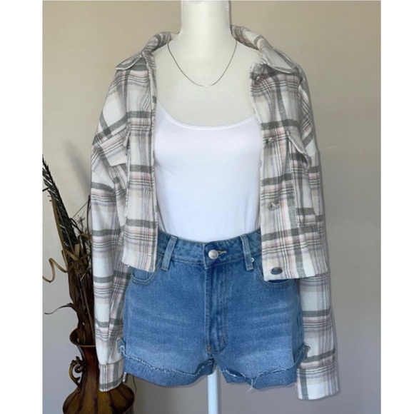 WOMENS WHITE PLAID BUTTON CROPPED SHACKET - Picture 3 of 5